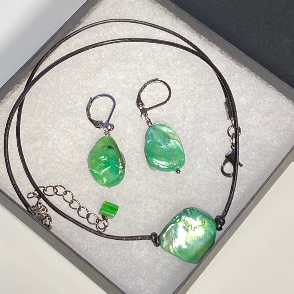 SJC Opalescent Green Mother of Pearl Earrings - Picture 3 of 3